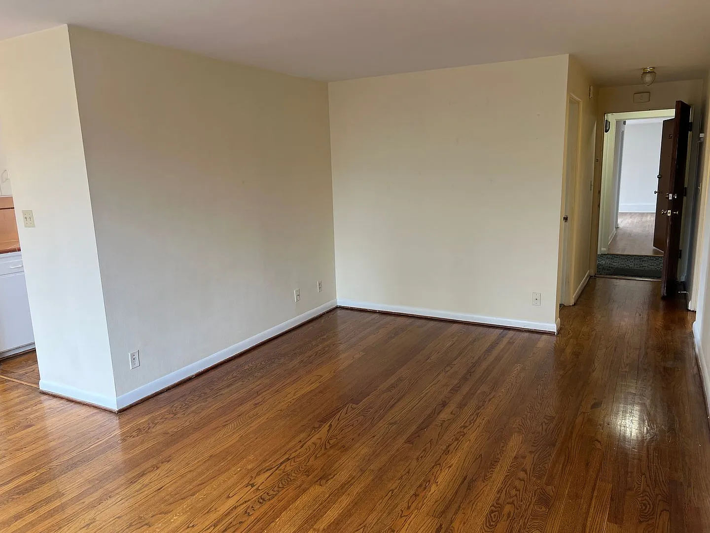 Capitol Hill 1BR with gorgeous hardwood floors, top floor corner unit! — Photo 4