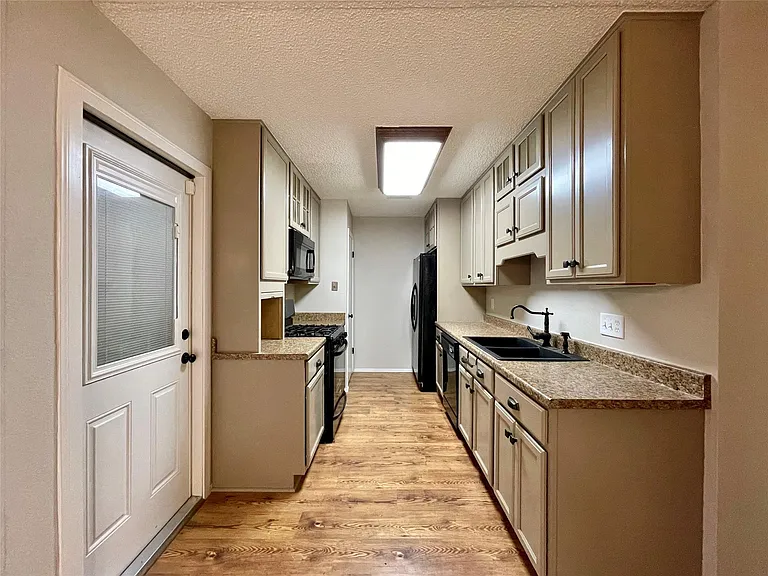 13703 Carsa Ln — Photo 9