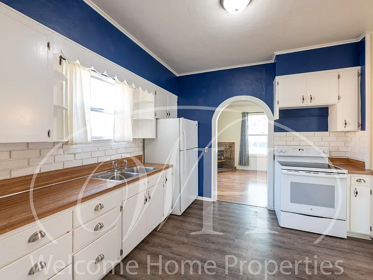 132 Malcolm St — Photo 3
