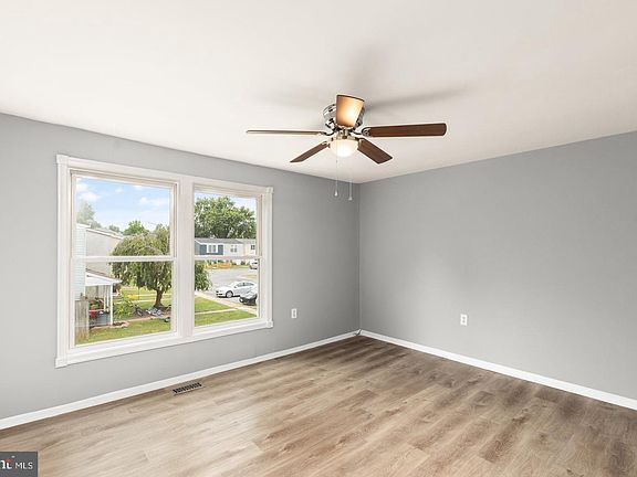3rd image of 539 Daisy Dr