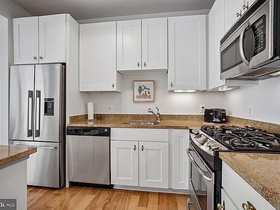 5th image of 2200 N Westmoreland St Unit 327