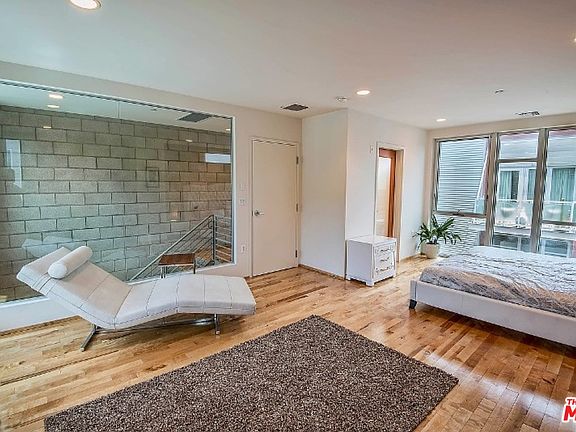 2nd image of 3450 Cahuenga Blvd W APT 201