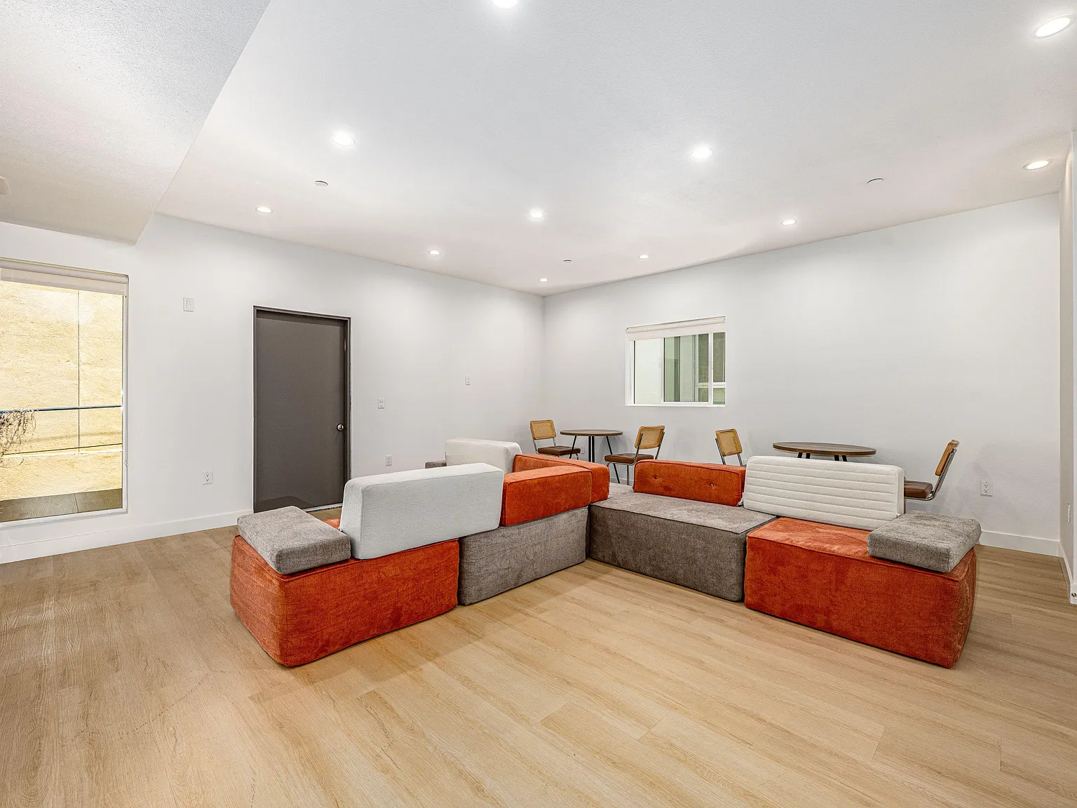 4 bed, 10.0 bath, 2500 sqft, $1,776 — Photo 2