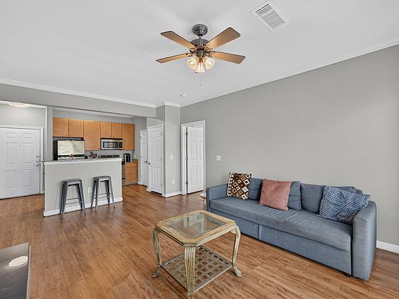 5th image of 2502 Leon St APT 304
