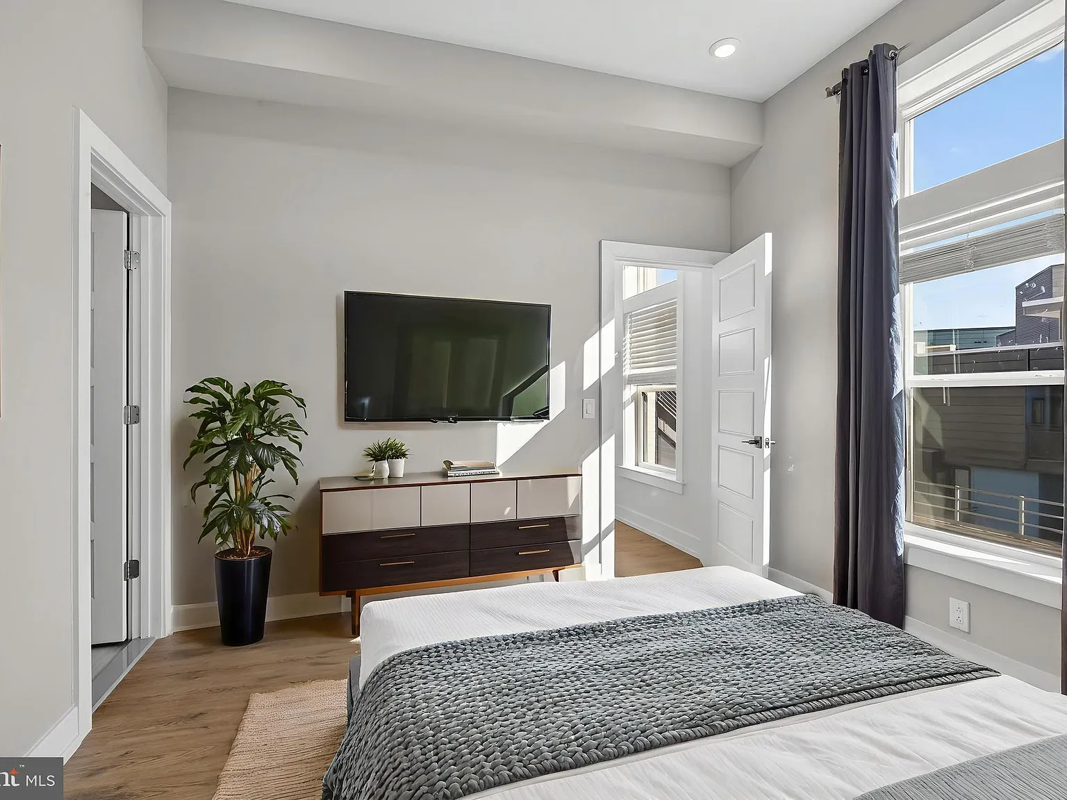 2 bed, $1,581 — Photo 2