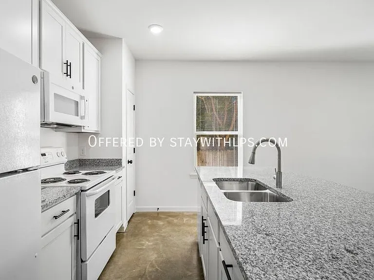 1571 Court Ave #102 — Photo 5