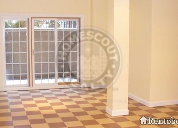3rd image of 1044 W Waveland Ave