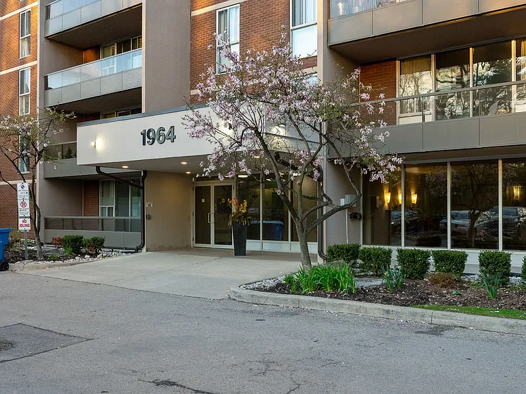 1964 Main St W #901 — Photo 37