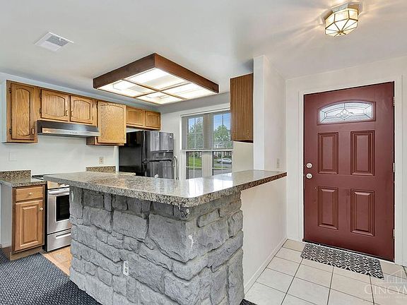 3rd image of 10 Nicolson Cir