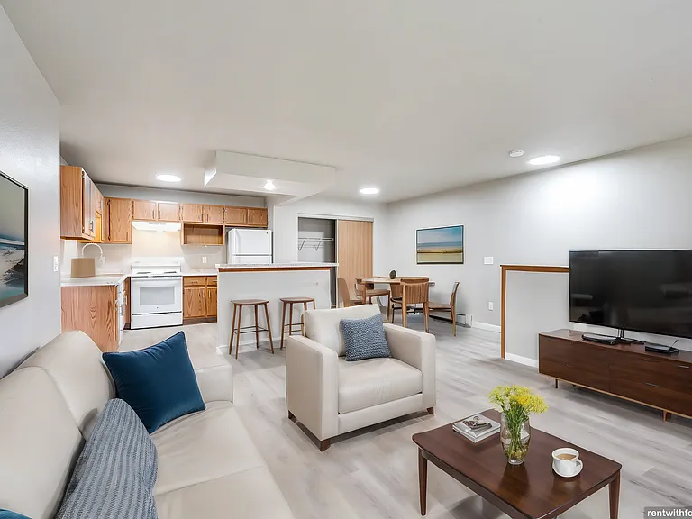 432 N Peters Ave — Photo 4