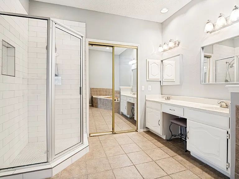 7013 Lo Chalmers Ln — Photo 2