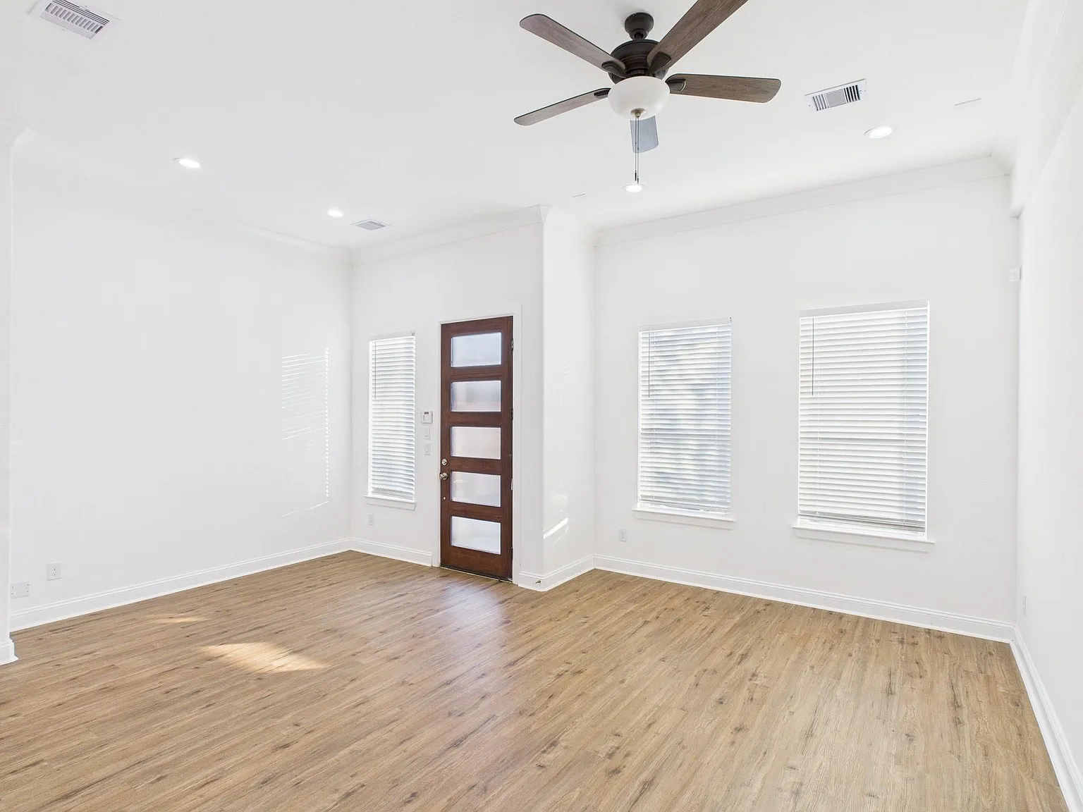 3 bed, 2.5 bath, 1466 sqft, $1,800 — Photo 4