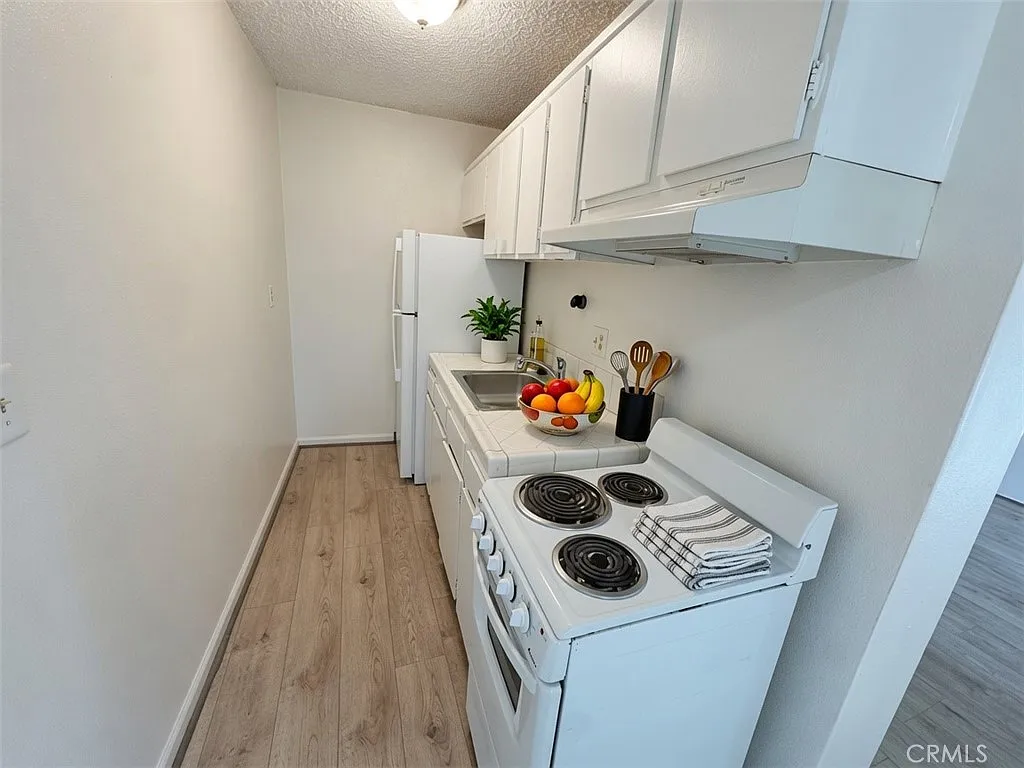 Studio, 415 sqft, $1,900 — Photo 2