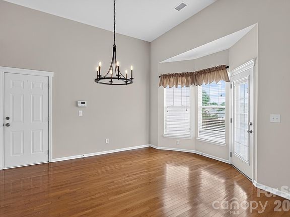 5th image of 5918 Phyliss Ln