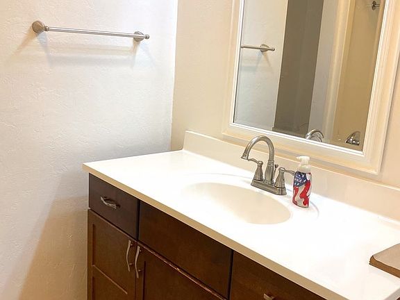 5th image of 215 Red Oak Dr W APT K