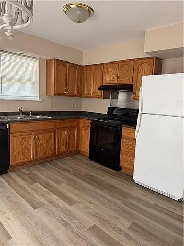 3 bed, 1.0 bath, 1050 sqft, $1,400 — Photo 2