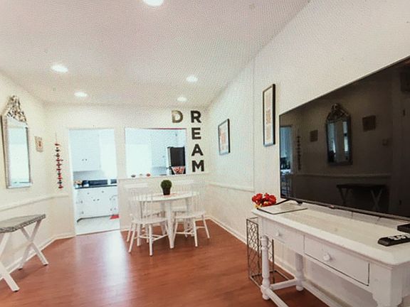 4th image of 1940 Carmen Ave APT 6