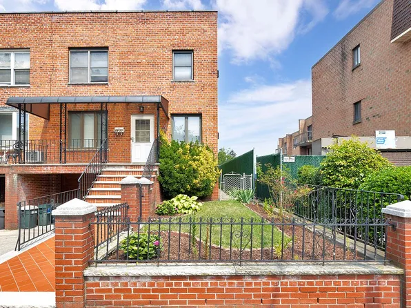 6823 61st Rd, Middle Village, NY 11379