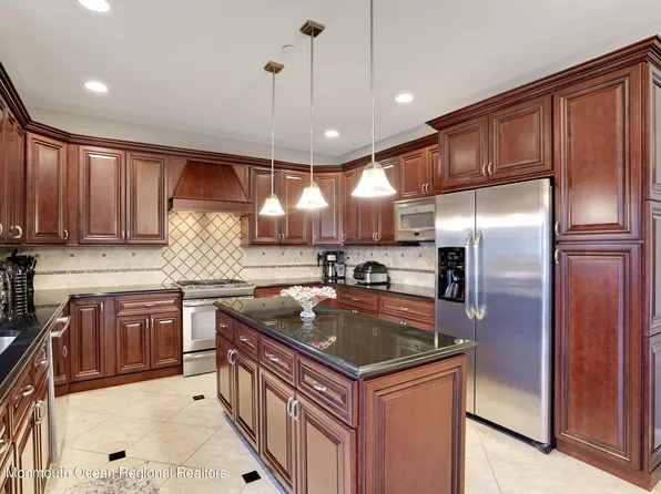 14 White Oak Ln, Aberdeen, NJ 07747