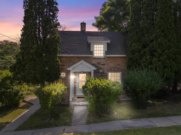 2084 Mill STREET, East Troy, WI 53120