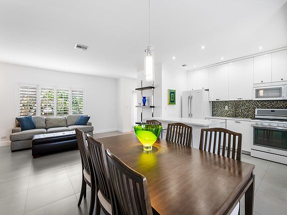 5th image of 719 NE 16th Avenue #719D