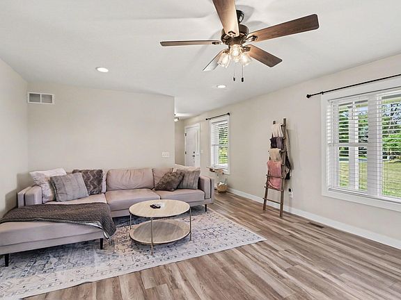 5th image of 10141 S 33rd St