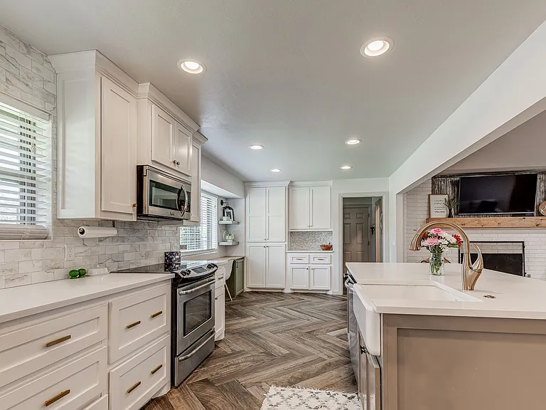 801 Rock Hollow Rd — Photo 12