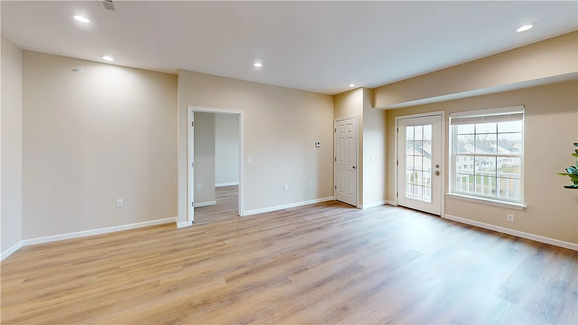 2 bed, 2.0 bath, 1047 sqft, $1,898 — Photo 4