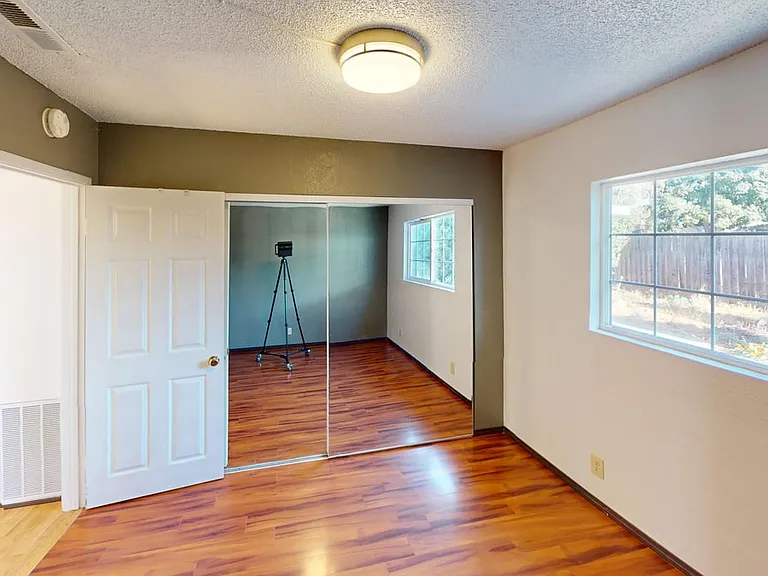 4728 Nelson St — Photo 15