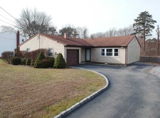 932 Pond Rd, Bohemia, NY 11716