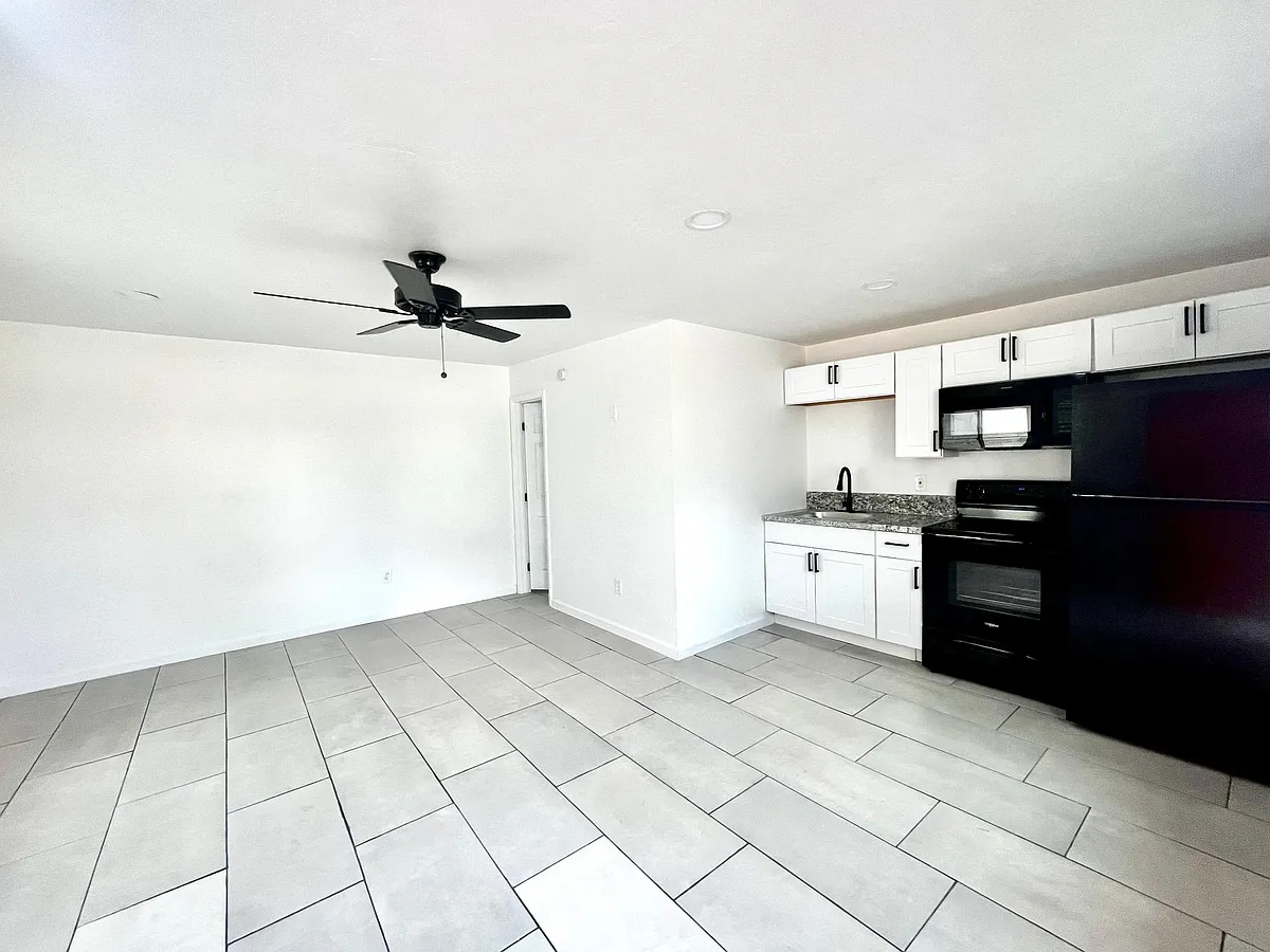 Building Photo - 1622 E 18th St #3