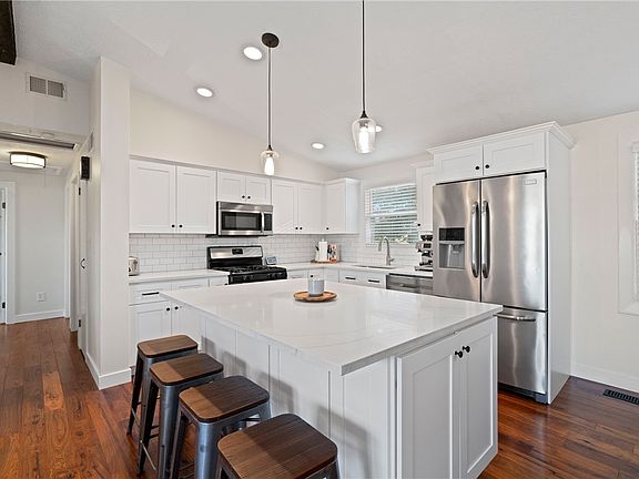 4th image of 3000 Artfield St