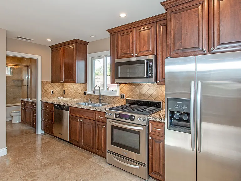 1825 McCauley Ln — Photo 2