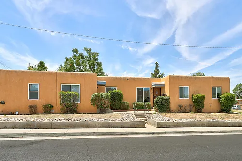 Updated, Spacious, 2 bedroom End Unit w/ Garage & Yard Close to UNM Photo 1