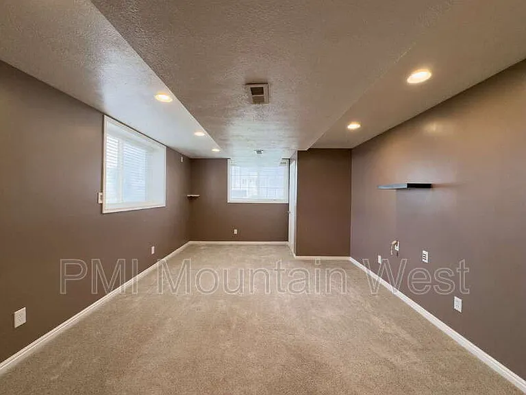 2419 W 1850 N — Photo 33