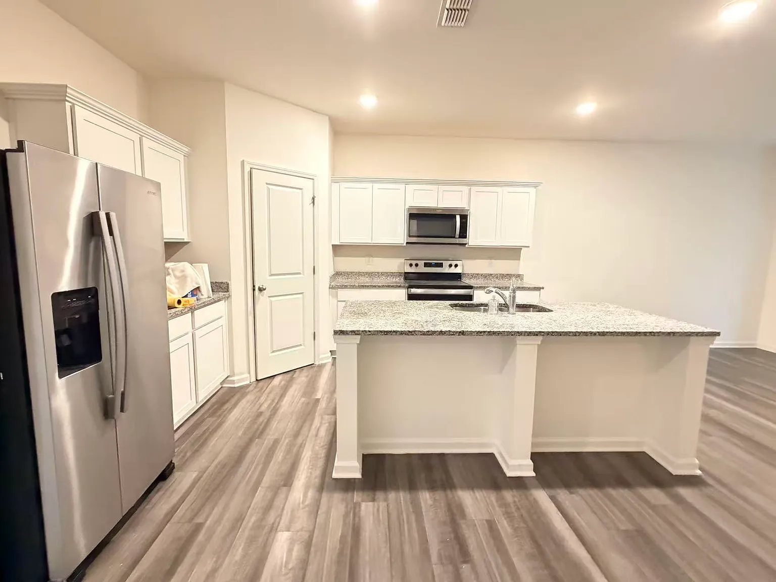 4 bed, 2512 sqft, $1,995 — Photo 3