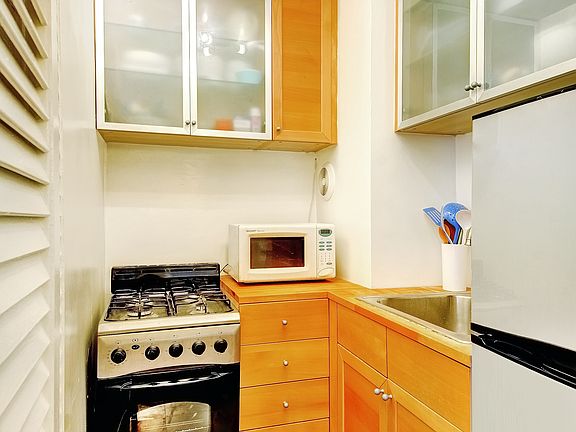 3rd image of 205 E 77th St APT 5H