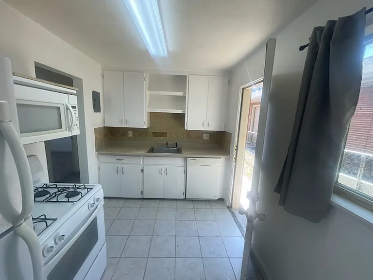1428 Clinton St — Photo 9