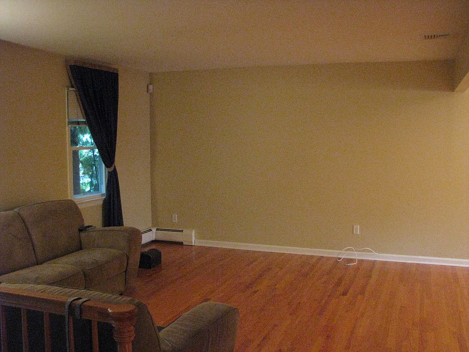 LR w/hardwood floors