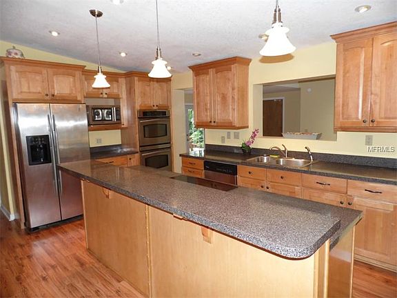 5th image of 411 Broxburn Ave