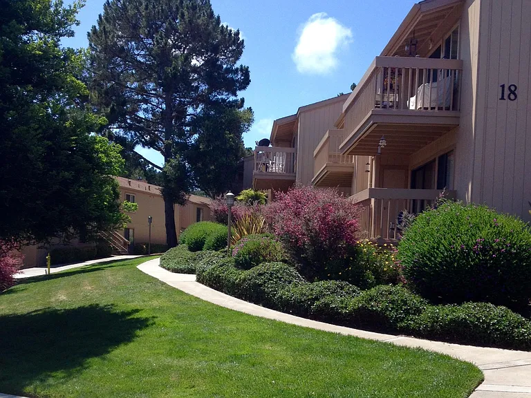 30 Glenwood Cir #299 — Photo 3