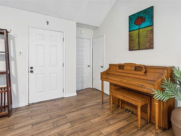 3rd image of 509 Teakwood Cir