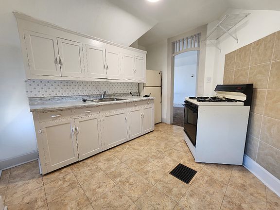 4th image of 2028 Court St #2028-4
