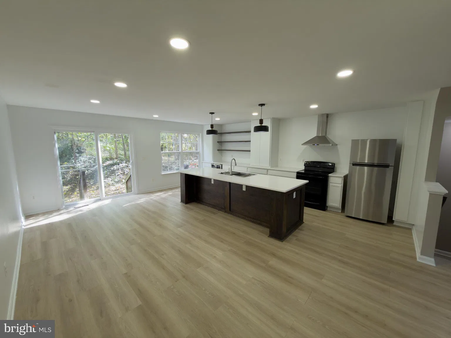 3 bed, 2.5 bath, 2284 sqft, $2,200 — Photo 3