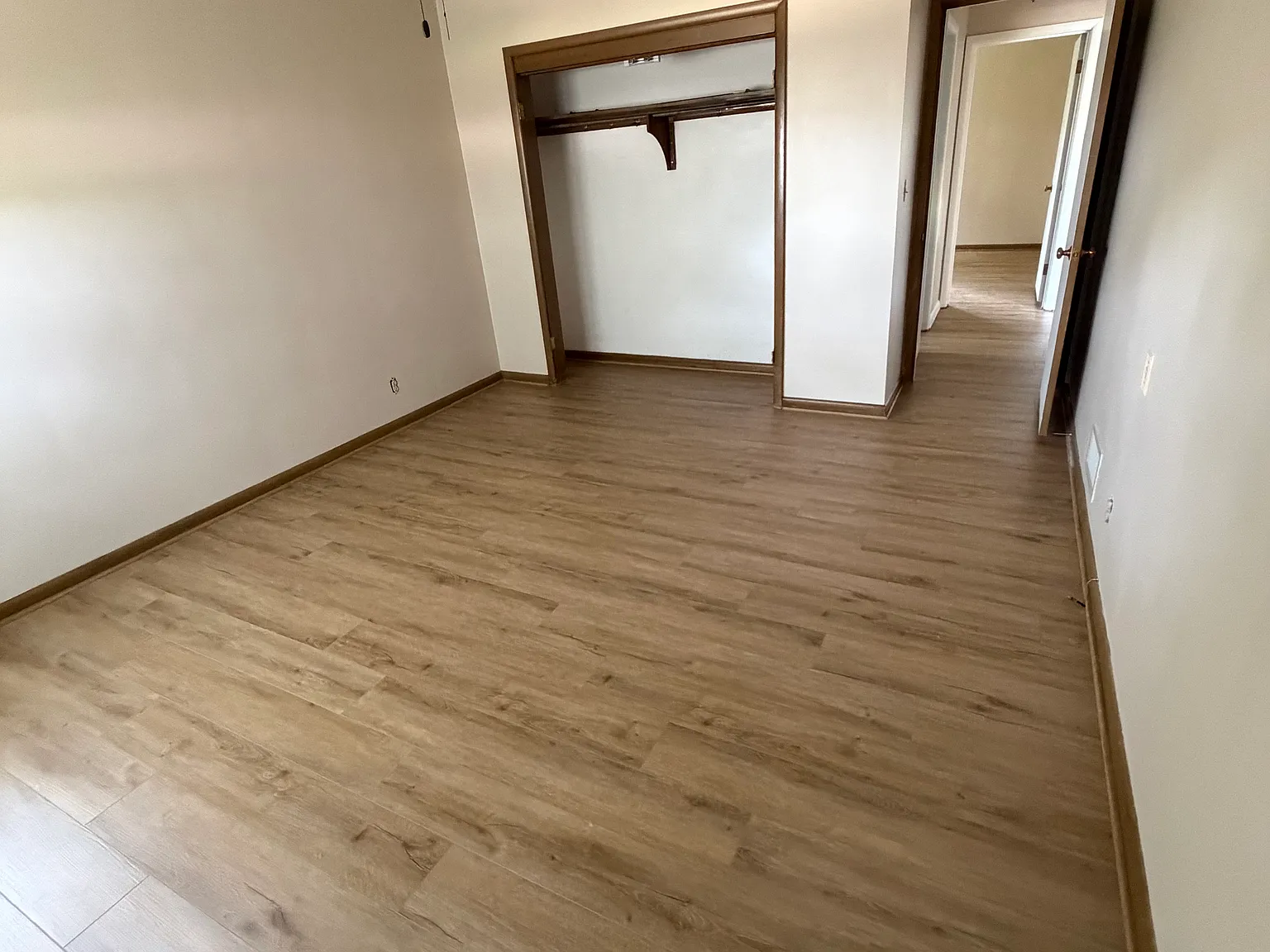 2110 S 38th Ave — Photo 3