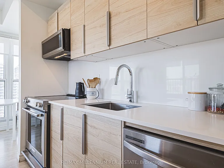 135 James St S #1401 — Photo 15