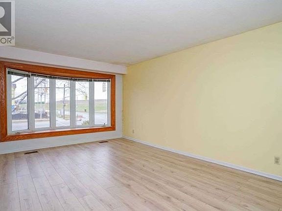 3rd image of 1385 Park Rd S