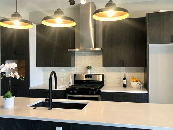 4th image of 958 N Lincoln St #503