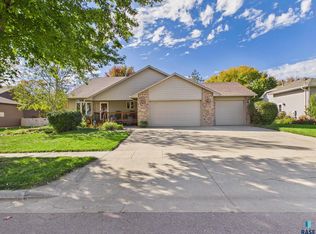 5209 S Woodwind Ave, Sioux Falls, SD 57108