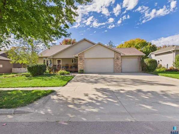 5209 S Woodwind Ave, Sioux Falls, SD 57108